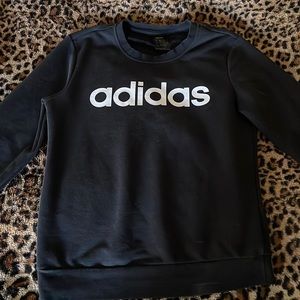 Top/ sweater adidas. All black white letters 🤍🖤